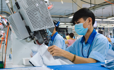 Không đơn hàng, công ty dệt may lớn ở TP.HCM rao bán tài sản- Ảnh 1. Doanh nghiệp dệt may vẫn còn nhiều khó khăn - Ảnh: GMC