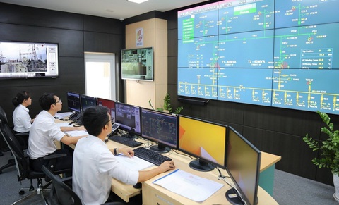 EVNCPC chờ hướng dẫn về phát điện vượt quá công suất cấp - Ảnh 3. Điều độ điện lực là đơn vị phụ trách việc huy động công suất phát từ các thuỷ điện vừa và nhỏ trong khu vực. Trong ảnh là một phiên trực của điều độ điện lực - Ảnh: Ngọc Thạch