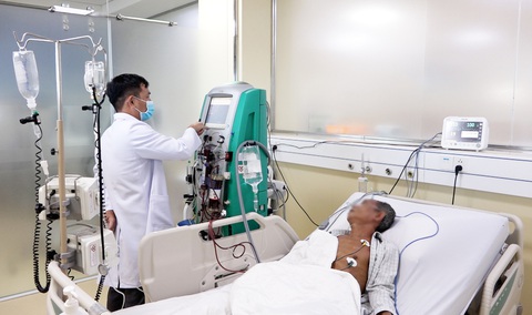 Cứu sống người đàn ông ở Bạc Liêu bị ong vò vẽ đốt 120 vết - Ảnh 1. Với 120 vết đốt của ong vò vẽ trên cơ thể, ông T. phải trải qua gần ba tuần điều trị tích cực tại bệnh viện - Ảnh: Bệnh viện cung cấp