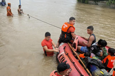 Gió to do bão Doksuri làm lật thuyền khiến 23 người thiệt mạng ở Philippines - Ảnh 1. Lực lượng cứu hộ sơ tán người dân khỏi vùng lũ lụt do bão Doksuri gây ra tại Philippines - Ảnh: AP