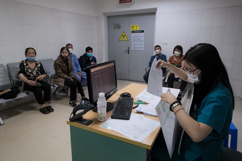Bệnh nhân chờ trả kết quả tại khu khám bệnh, Bệnh viện Bạch Mai - Ảnh: NAM TRẦN Bệnh nhân chờ trả kết quả tại khu khám bệnh, Bệnh viện Bạch Mai - Ảnh minh họa: NAM TRẦN