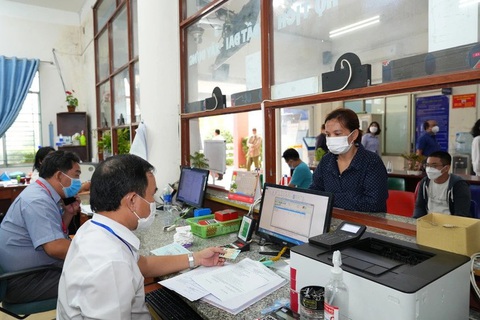 TPHCM: Cấm kéo dài thời gian xử lý kỷ luật dẫn đến hết thời hạn - Ảnh 1. Cán bộ công chức UBND phường Bình Hưng Hòa A (quận Bình Tân, TP.HCM) giải quyết thủ tục hành chính cho người dân - Ảnh: HỮU HẠNH