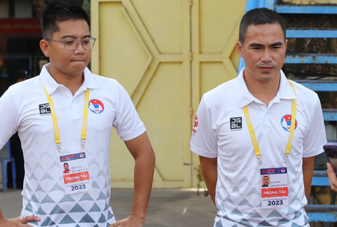 Trận đại chiến Hà Nội - Hải Phòng sẽ có VAR - Ảnh 1. Trọng tài Mai Xuân Hùng (phải) và Dương Hữu Phúc tiếp tục làm nhiệm vụ ở trận đấu áp dụng VAR - Ảnh: ĐỨC KHUÊ