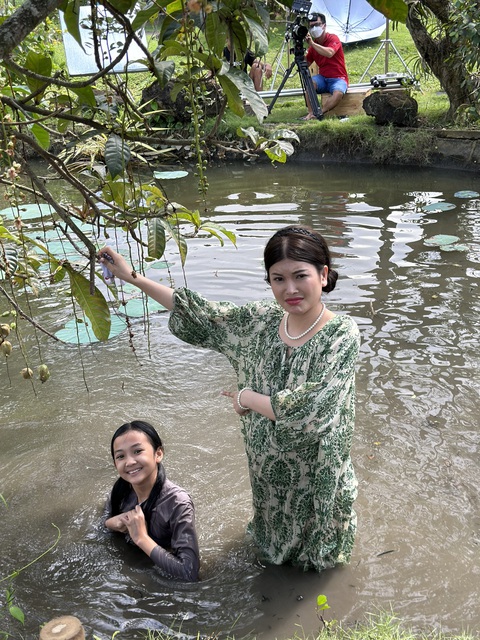 Lily Chen "phá kén" với vai diễn bị ghét nhất màn ảnh Việt - Ảnh 4. Phân đoạn bị kéo xuống hồ nước khi đang mang bầu khiến Lily Chen ấn tượng sâu sắc.