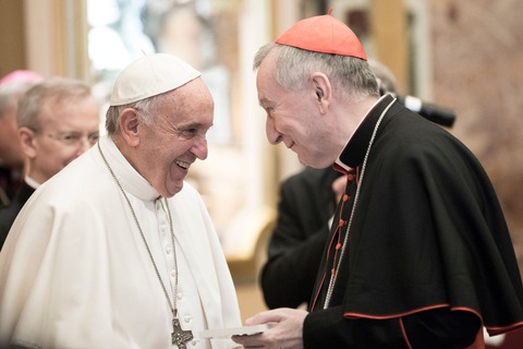 Thành quốc Vatican và Tòa thánh khác nhau như thế nào? - Ảnh 2. Giáo hoàng Francis (trái) trò chuyện với Thủ tướng Vatican, Hồng y Pietro Parolin năm 2016 - Ảnh: Tòa thánh Vatican
