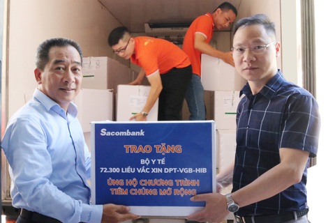 Sacombank ủng hộ 72.300 liều vắc-xin hướng tới trẻ em vùng núi - Ảnh 2. Vắc-xin được bàn giao để ủng hộ chương trình Tiêm chủng mở rộng của Bộ Y tế - Ảnh: Sacombank