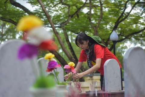 Lời tri ân từ những đóa hoa - Ảnh 2. Khi có bình hoa, mỗi phần mộ sẽ trở nên đẹp hơn và cũng như là một cách tri ân - Ảnh: N.D.