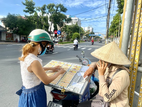 Sẽ cắt hợp đồng nếu đại lý không nhận lại vé số ế - Ảnh 1. Người bán vé số bán dưới lòng đường Trần Hưng Đạo, phường 2, TP Sóc Trăng, tỉnh Sóc Trăng - Ảnh: KHẮC TÂM