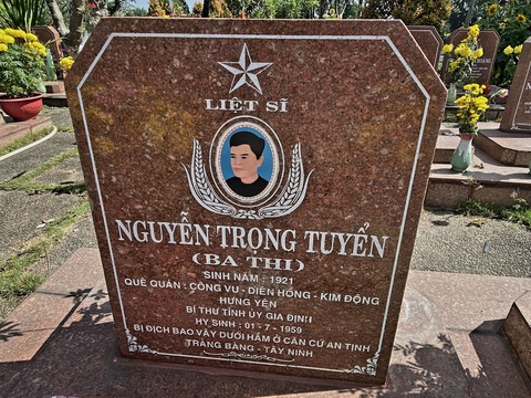Mộ vọng không hài cốt liệt sĩ Nguyễn Trọng Tuyển ở Nghĩa trang Liệt sĩ TP.HCM - Ảnh QUỐC MINH Mộ vọng không hài cốt liệt sĩ Nguyễn Trọng Tuyển ở Nghĩa trang Liệt sĩ TP.HCM - Ảnh QUỐC MINH