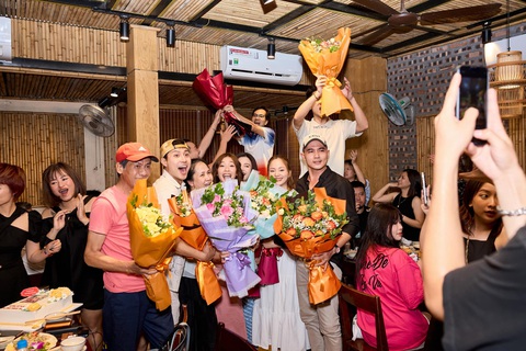 Lộ kết phim 'Gia đình mình vui bất thình lình' - Ảnh 1. Dàn diễn viên Gia đình mình vui bất thình lình quậy tưng tiệc đóng máy