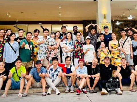 Lộ kết phim 'Gia đình mình vui bất thình lình' - Ảnh 3. Hình ảnh đại gia đình ông Toại - bà Cúc có đầy đủ thành viên trong bức ảnh kết đoàn phim