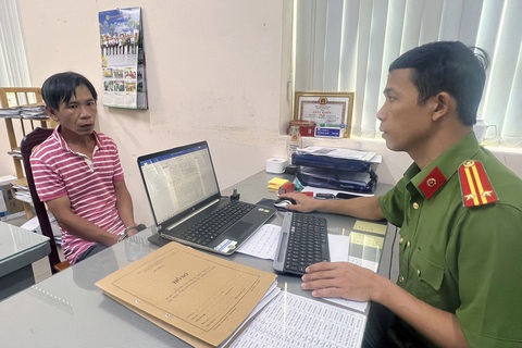 Kẻ cướp ngân hàng Vietcombank ở Đồng Nai lãnh án 20 năm tù - Ảnh 1. Lê Huy Dũng thời điểm bị công an bắt giữ để điều tra về vụ cướp Ngân hàng Vietcombank - Ảnh: AN BÌNH