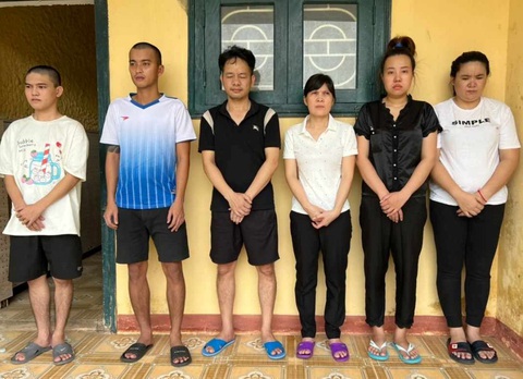 ‘Lật mặt’ nhóm lừa đảo hơn 1.800 tỉ đồng do các nghi phạm gốc Trung Quốc cầm đầu - Ảnh 2. Nhóm nghi phạm trong đường dây lừa đảo vừa bị bắt - Ảnh: TR.T.