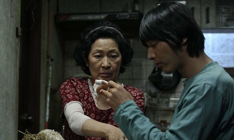 Nghệ sĩ Kim Hye Ja hóa thân người mẹ chăm lo từng li từng tí cho đứa con trai kém trí do Won Bin đóng. Nghệ sĩ Kim Hye Ja hóa thân người mẹ chăm lo từng li từng tí cho đứa con trai kém trí do Won Bin đóng