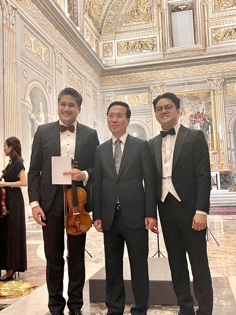 Chủ tịch nước Võ Văn Thưởng (giữa) chụp ảnh lưu niệm cùng nghệ sĩ Bùi Công Duy (bìa trái) và nhạc trưởng Trần Nhật Minh (bìa phải) trước giờ biểu diễn - Ảnh: Nghệ sĩ cung cấp Chủ tịch nước Võ Văn Thưởng chụp ảnh lưu niệm cùng nghệ sĩ Bùi Công Duy (bìa trái) và nhạc trưởng Trần Nhật Minh (bìa phải) trước giờ biểu diễn - Ảnh: Nghệ sĩ cung cấp