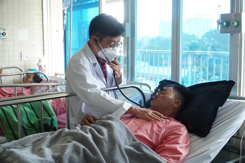 Vụ 5 nhân viên thoát nước mắc kẹt, đã có 2 người được xuất viện - Ảnh 1. Sức khỏe bốn nhân viên thoát nước đã ổn định, có hai bệnh nhân đã được xuất viện - Ảnh: Bệnh viện cung cấp