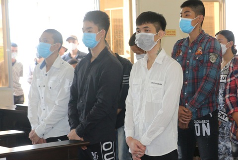 Cả nhóm xông vào chém người chỉ vì cho rằng bị 'nhìn đểu' - Ảnh 1. Nhóm bị cáo bị tuyên tổng cộng 68 năm tù vì tội giết người và cố ý gây thương tích - Ảnh: NGỌC HÂN