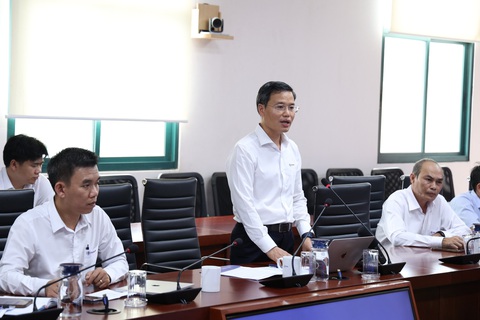 EVNCPC chờ hướng dẫn về phát điện vượt quá công suất cấp - Ảnh 1. Ông Lê Hoàng Anh Dũng - Phó Tổng giám đốc EVNCPC tại buổi họp chiều 27-7 - Ảnh: Ngọc Thạch