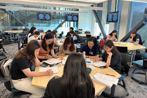 Đại học Tân Tạo: Công bố điểm sàn của khối ngành sức khỏe năm 2023 - Ảnh 1. Sinh viên Khoa Y Đại học Tân Tạo tham gia khóa học “Giải quyết các vấn đề y khoa nâng cao” tại Đại học Purdue University Northwest