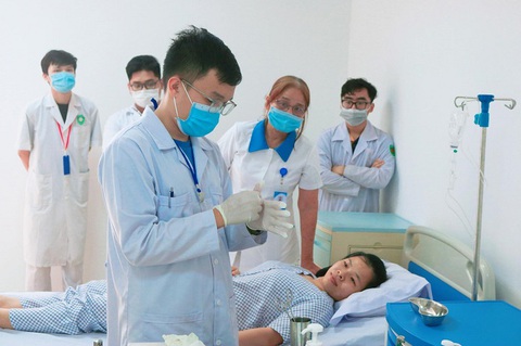 Đại học Tân Tạo: Công bố điểm sàn của khối ngành sức khỏe năm 2023 - Ảnh 2. Mô hình thực hành "Viện - Trường" giúp các em sinh viên củng cố kỹ năng và kiến thức thực tế. Trong ảnh: Sinh viên thực tập tại Bệnh viện Đại học Y Tân Tạo