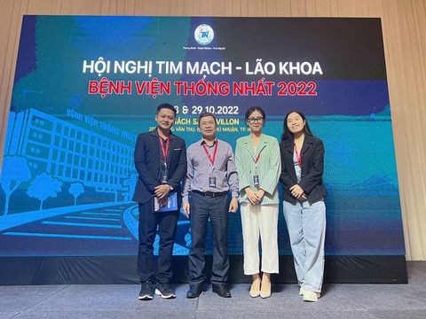 Đại học Tân Tạo: Công bố điểm sàn của khối ngành sức khỏe năm 2023 - Ảnh 3. Sinh viên y khoa Tân Tạo báo cáo tại Hội nghị Tim mạch - Lão khoa Bệnh viện Thống Nhất 2022