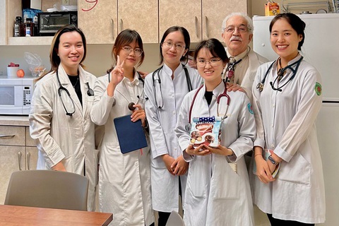 Đại học Tân Tạo: Công bố điểm sàn của khối ngành sức khỏe năm 2023 - Ảnh 4. Sinh viên y khoa TTU thực tập lâm sàng với các bác sĩ trực tiếp tại bệnh viện ở Hoa Kỳ