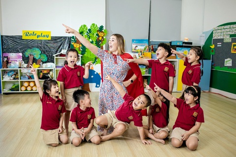 ’Bộ ba tiêu chí’ chọn trường quốc tế cho con - Ảnh 2. Con thành thạo ngoại ngữ, trang bị đầy đủ kỹ năng của công dân toàn cầu là mục tiêu hàng đầu được phụ huynh quan tâm (Ảnh: VAS).