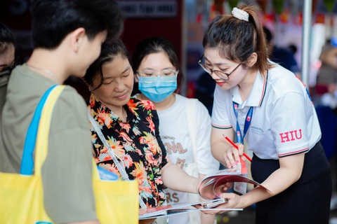 Chọn học Digital Marketing hay Thương mại điện tử? - Ảnh 1. Phụ huynh - Học sinh tìm hiểu các ngành học xu hướng tại HIU