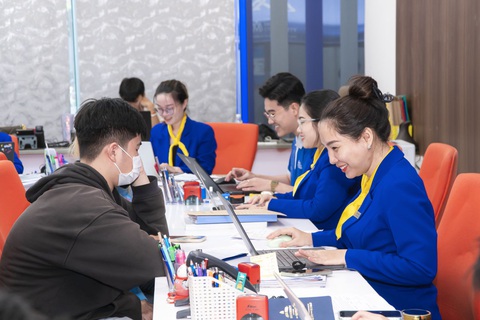 Chắc suất đại học với mức điểm từ 15- 18 - Ảnh 1. Chuyên viên tư vấn Đại học Hoa Sen hướng dẫn thí sinh đăng ký xét tuyển