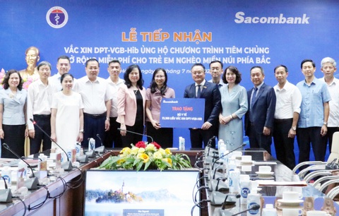Sacombank ủng hộ 72.300 liều vắc-xin hướng tới trẻ em vùng núi - Ảnh 1. Lễ tiếp nhận vắc-xin có sự tham dự của bà Đào Hồng Lan - Bộ trưởng Bộ Y tế - Ảnh: Sacombank