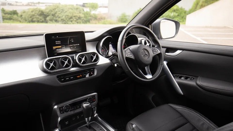Mercedes-Benz khẳng định không có cửa cho X-Class trở lại bất chấp Nissan Navara sẽ sớm lên đời - Ảnh 2. Nội thất này không đủ thuyết phục khách hàng Mercedes-Benz bỏ tiền ra mua xe - Ảnh: Drive