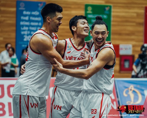 ‘Nghề tay trái’ của dàn sao bóng rổ VBA - Ảnh 3. Tâm Đinh (bìa phải) từng cùng bóng rổ Việt đoạt HCB tại SEA Games - Ảnh: VBA