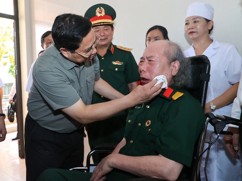 Thủ tướng Phạm Minh Chính xúc động, chia sẻ với một thương binh tại Trung tâm Điều dưỡng thương binh Nho Quan, Ninh Bình - Ảnh: NHẬT BẮC Thủ tướng Phạm Minh Chính chia sẻ với một thương binh tại Trung tâm Điều dưỡng thương binh Nho Quan, Ninh Bình - Ảnh: NHẬT BẮC