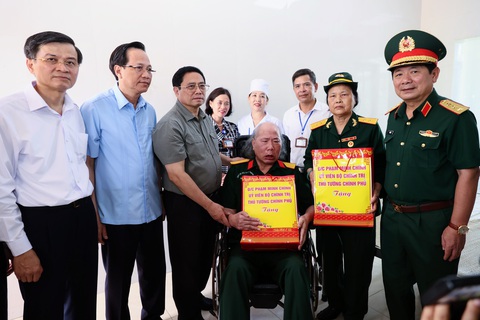 Thủ tướng tặng quà các thương binh, bệnh binh đang điều trị tại Trung tâm Nho Quan - Ảnh: NHẬT BẮC Thủ tướng tặng quà các thương binh, bệnh binh đang điều trị tại Trung tâm Nho Quan - Ảnh: NHẬT BẮC
