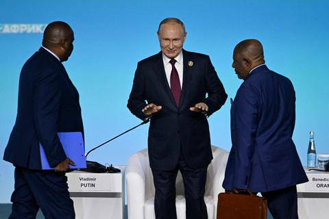 Tổng thống Putin tuyên bố cung cấp miễn phí ngũ cốc cho các nước châu Phi - Ảnh 1. Tổng thống Nga Vladimir Putin (giữa) phát biểu tại hội nghị thượng đỉnh Nga - châu Phi ở thành phố Saint Petersburg, Nga vào ngày 27-7 - Ảnh: REUTERS