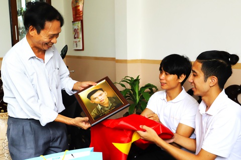 Nhóm Team Lee từ Hà Nội trao tận tay thân nhân các anh hùng liệt sĩ những bức ảnh đã được phục dựng - Ảnh: THỤC NGHI Nhóm Team Lee từ Hà Nội trao tận tay thân nhân các liệt sĩ những bức ảnh đã được phục dựng - Ảnh: THỤC NGHI