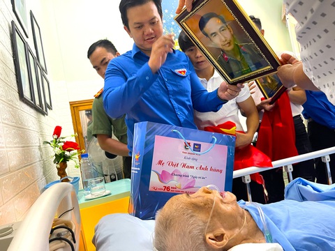 Đại diện tỉnh đoàn Khánh Hòa trao tặng di ảnh đã được phục dựng của liệt sĩ Lê Huân cho Mẹ Việt Nam Anh hùng Nguyễn Thị Phú - Ảnh: THỤC NGHI Mẹ Việt Nam anh hùng Nguyễn Thị Phú gắng gượng xem di ảnh đã được phục dựng của liệt sĩ Lê Huân - Ảnh: THỤC NGHI