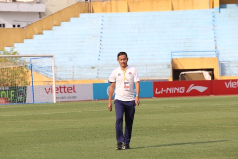 Hình ảnh VAR được lắp đặt trên sân Hàng Đẫy, sẵn sàng cho V-League - Ảnh 7. Trọng tài Ngô Duy Lân đi vòng quanh sân Hàng Đẫy kiểm tra bộ đàm sử dụng để liên lạc với tổ VAR - Ảnh: ĐỨC KHUÊ