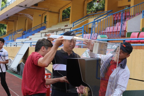 Hình ảnh VAR được lắp đặt trên sân Hàng Đẫy, sẵn sàng cho V-League - Ảnh 4. Màn hình VAR cũng được mang vào sân để hỗ trợ các trọng tài làm nhiệm vụ - Ảnh: ĐỨC KHUẾ