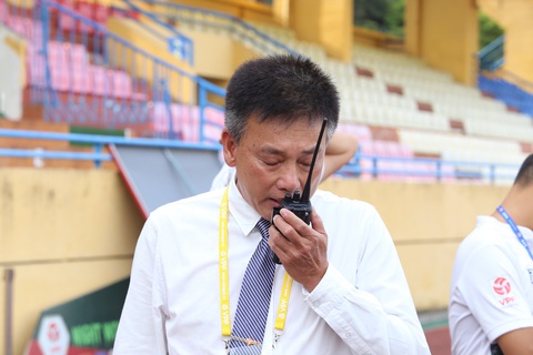 Hình ảnh VAR được lắp đặt trên sân Hàng Đẫy, sẵn sàng cho V-League - Ảnh 9. Ngoài ông Mai Xuân Hùng và Ngô Duy Lân là những trọng tài uy tín, thì giám sát trọng tài trận này cũng uy tín không kém. Đó là cựu Còi vàng Việt Nam, ông Võ Minh Trí. Ông Trí cũng tham gia quá trình kiểm tra hệ thống VAR, bộ đàm trước trận - Ảnh: ĐỨC KHUÊ