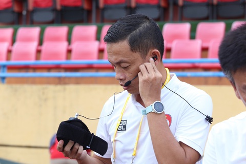 Hình ảnh VAR được lắp đặt trên sân Hàng Đẫy, sẵn sàng cho V-League - Ảnh 6. Ông Ngô Duy Lân sẽ là người điều hành chính trận đấu lịch sử của V-League - Ảnh: ĐỨC KHUÊ