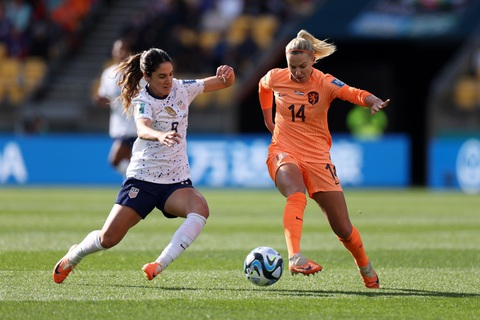Mỹ - Hà Lan (hiệp 1) 0-1: Jill Roord bất ngờ mở tỉ số - Ảnh 1. Trận đấu giữa Mỹ (trái) và Hà Lan diễn ra hấp dẫn - Ảnh: REUTERS