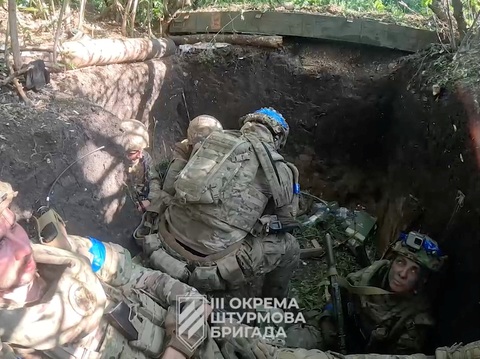 Tin tức thế giới 27-7: Giao tranh ác liệt ở Ukraine; thỏa thuận con trai ông Biden sụp đổ - Ảnh 1. Binh sĩ Ukraine tại khu vực tiền tuyến gần thành phố Bakhmut, vùng Donetsk ngày 26-7 - Ảnh: REUTERS