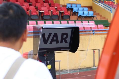 Hình ảnh VAR được lắp đặt trên sân Hàng Đẫy, sẵn sàng cho V-League - Ảnh 1. Màn hình VAR trên sân Hàng Đẫy, sẵn sàng cho trận Viettel - Hà Tĩnh - Ảnh: ĐỨC KHUÊ
