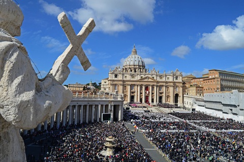 Thành quốc Vatican và Tòa thánh khác nhau như thế nào? - Ảnh 1. Một buổi lễ tại thành phố Vatican năm 2013 - Ảnh: Getty