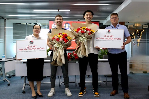 ‘Nghề tay trái’ của dàn sao bóng rổ VBA - Ảnh 1. Vincent Nguyễn và Tâm Đinh (thứ 2 và thứ 3 từ trái sang) đồng hành cùng một thương hiệu - Ảnh: VBA