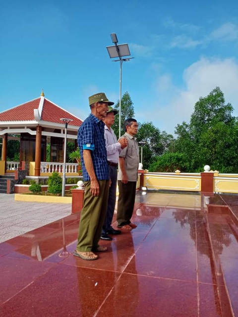 Cuộc trùng phùng đẫm nước mắt giữa nghĩa trang liệt sĩ - Ảnh 5. Ông Đặng Ngọc Nga (đứng giữa) cùng ông Năm, thân nhân viếng nghĩa trang liệt sĩ xã Hiệp Thuận - Ảnh: THANH HÙNG