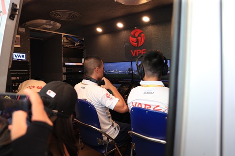 Hình ảnh VAR được lắp đặt trên sân Hàng Đẫy, sẵn sàng cho V-League - Ảnh 6. Ông Hùng và ông Phúc kiểm tra hình ảnh trên VAR trước trận đấu - Ảnh: ĐỨC DÂN