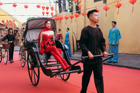 Hoa hậu Lương Thùy Linh xuất hiện ấn tượng Hoa hậu Tiểu Vy với thiết kế sắc đỏ