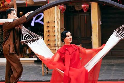 Hoa hậu Giáng My diễn mở màn show thời trang ở phố cổ Hội An - Ảnh: KIẾNG CẬN TEAM Hoa hậu Giáng My diễn mở màn show thời trang ở phố cổ Hội An - Ảnh: KIẾNG CẬN TEAM